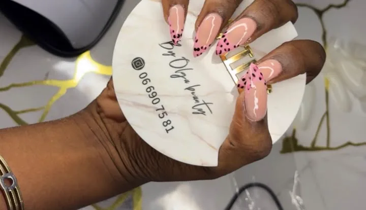 Après : ongles roses à pois noirs posés chez Olga Beauty