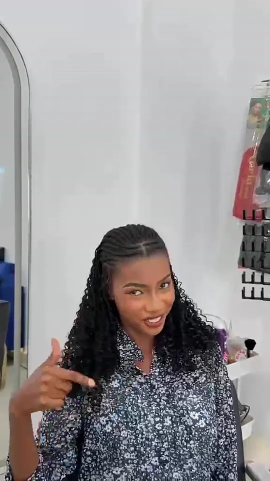Cliente souriante aux tresses bouclées