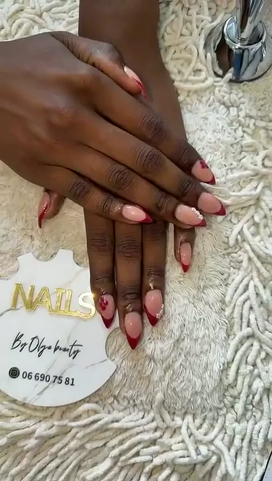 Ongles roses avec French rouge