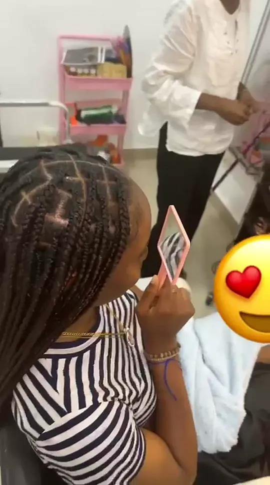 Cliente aux longues tresses dans le salon