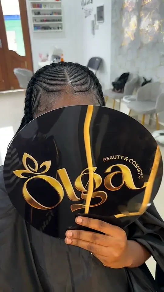 Cliente tenant l'éventail Olga Beauty
