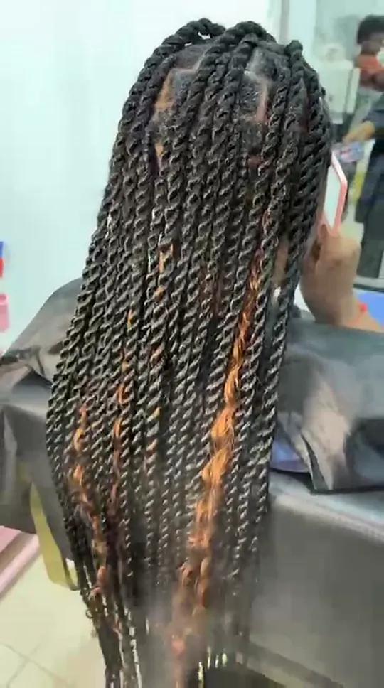 Longs twists avec mèches cuivrées