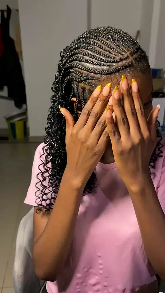 Nattes terminées par des boucles