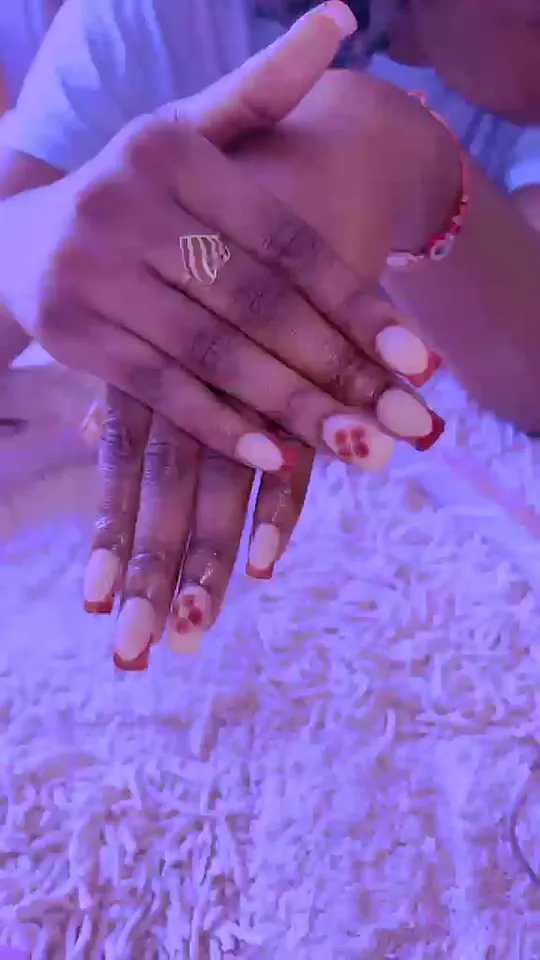 Ongles décorés sous lumière rose