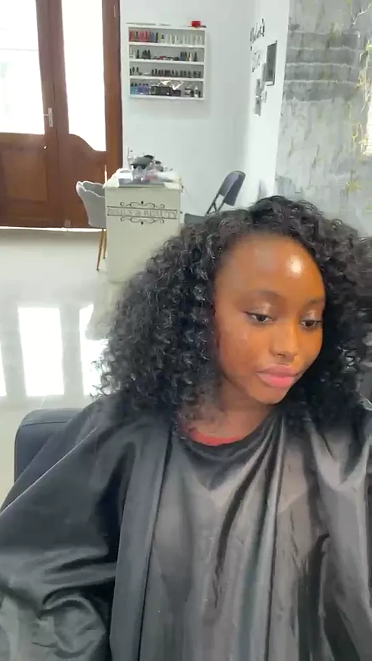 Cliente avec une perruque bouclée posée au salon